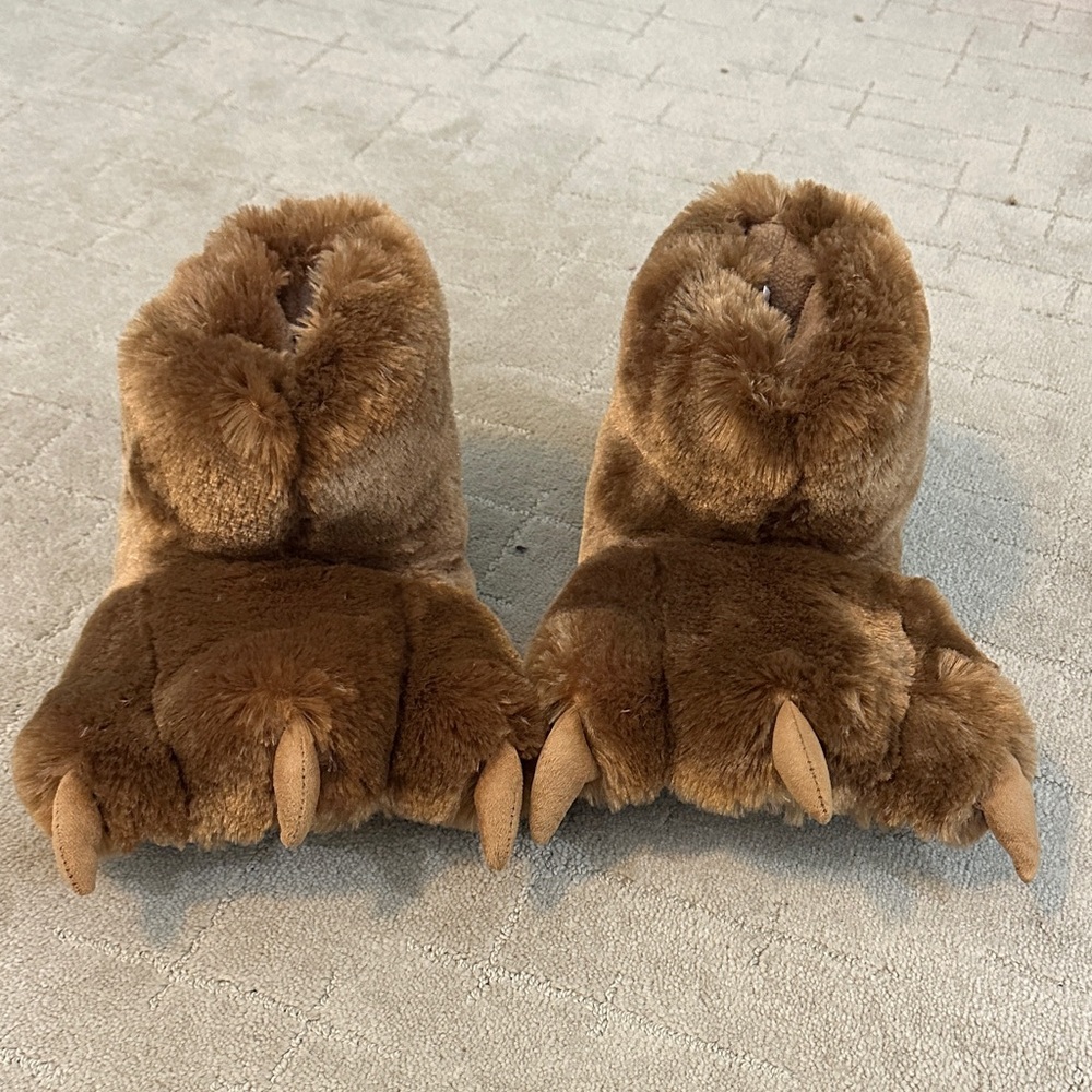 Boys size Large Bear feet slippers Lazzy One Tan
